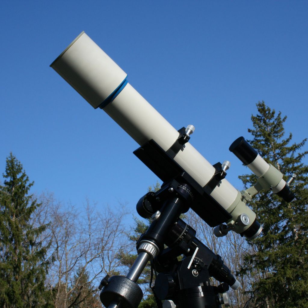 You are currently viewing Setting Up a Stellar Home Observatory: Essential Equipment Guide
